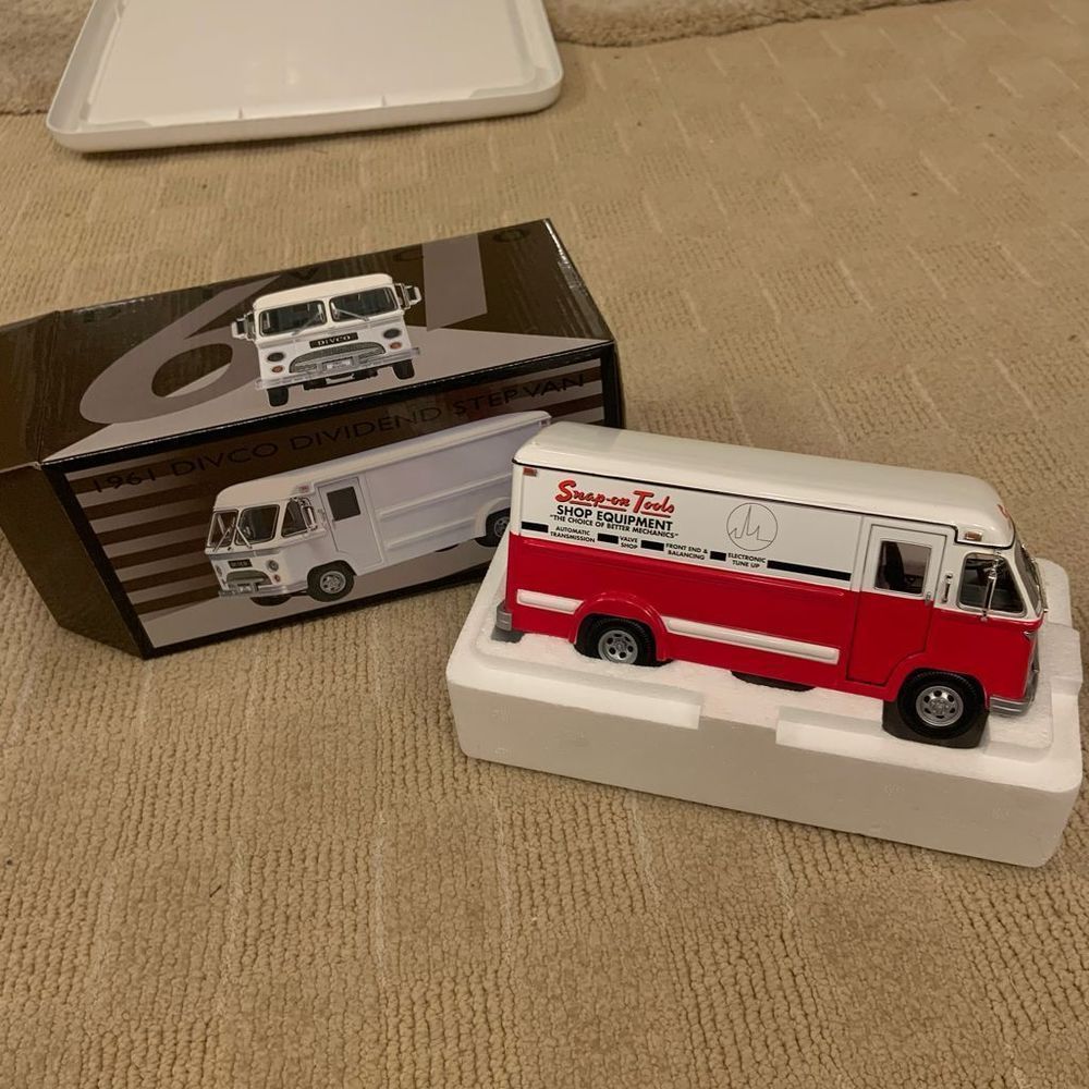 NIB Snap-on Die Cast 1961 Divco Step Van 1:34 Scale Crown Premiums